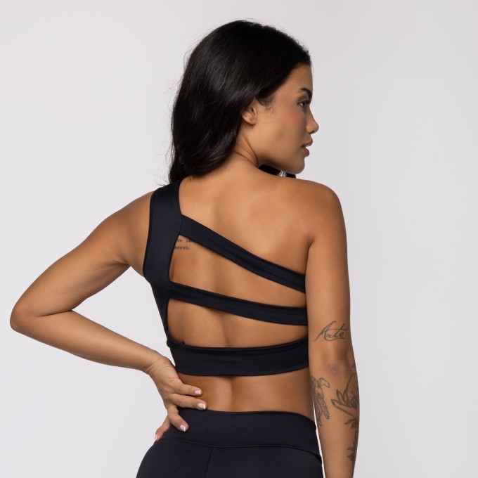 Top Preto Assimétrico com Recortes nas Costas