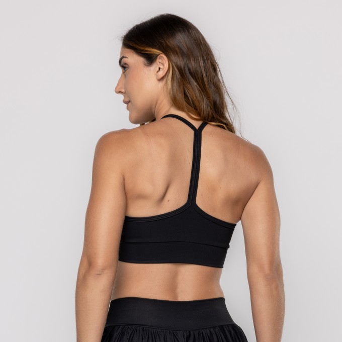 Top Preto Com Alça Fina e Decote