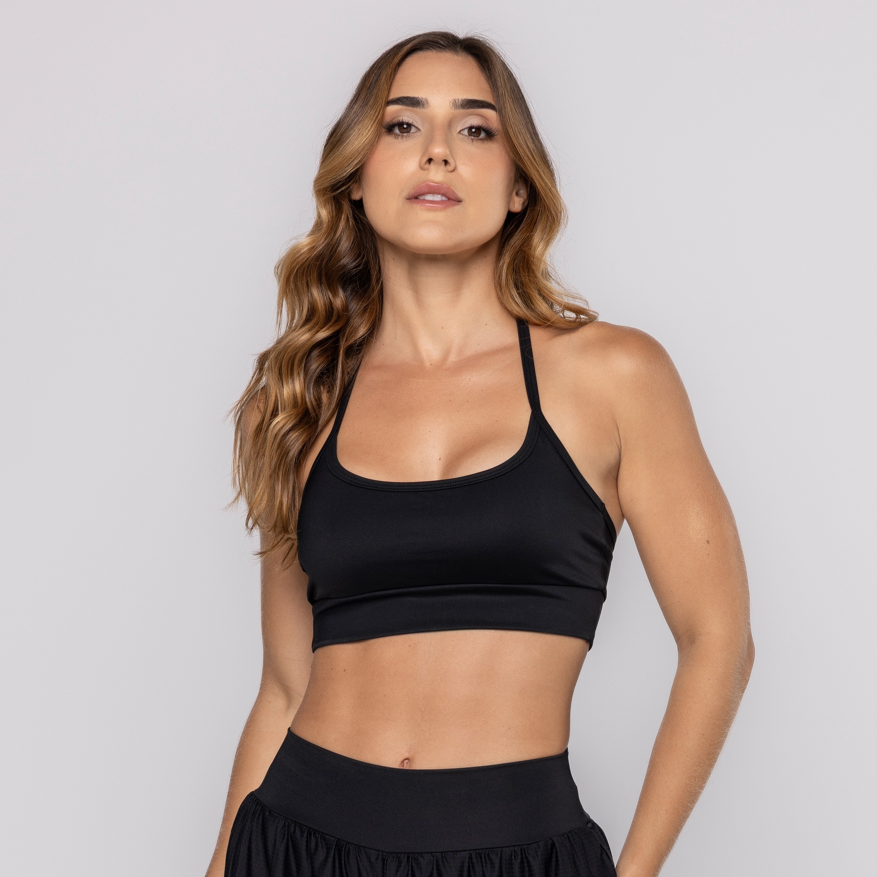 Top Preto Com Alça Fina e Decote