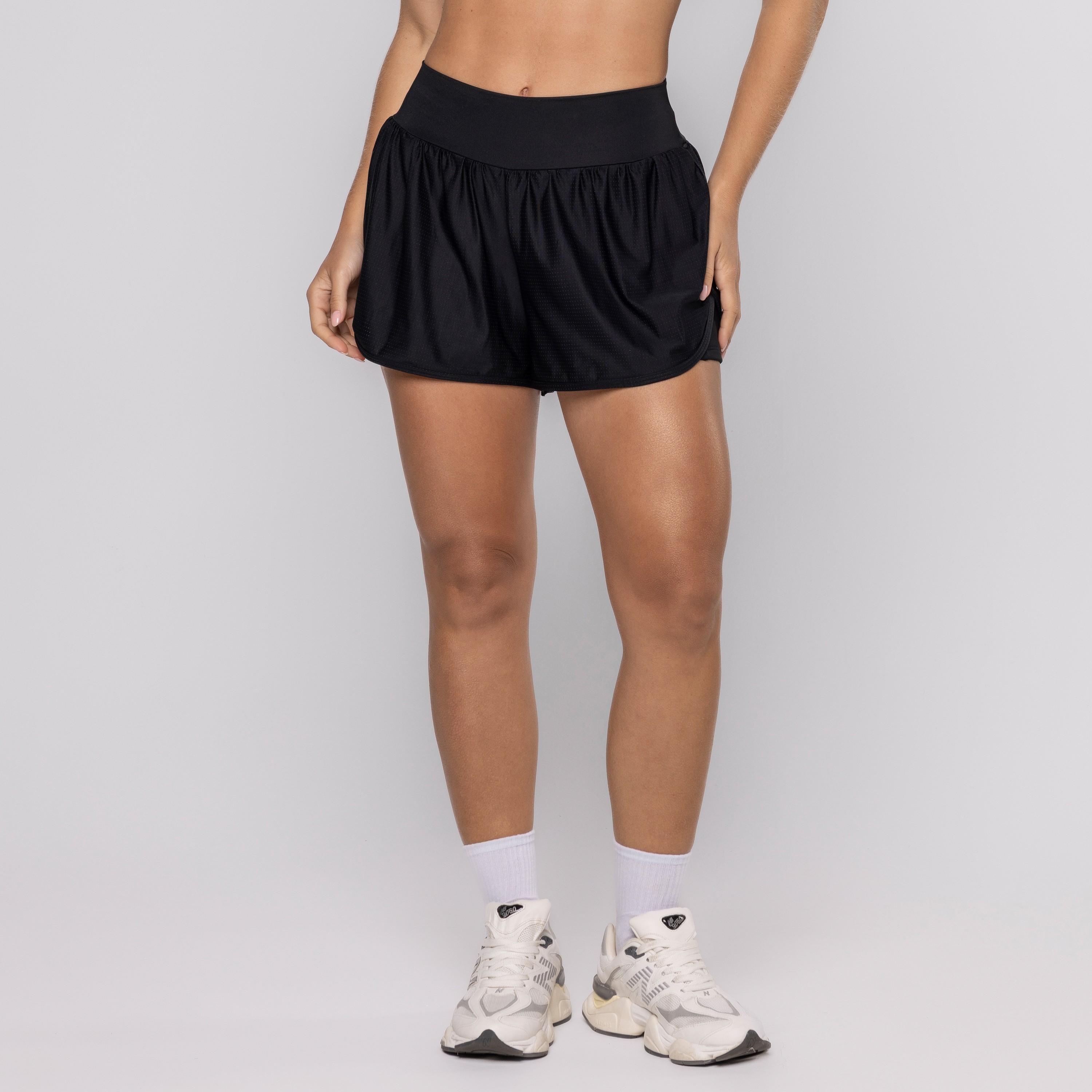 Short Preto Soltinho Sobreposto Com Bolso Interno