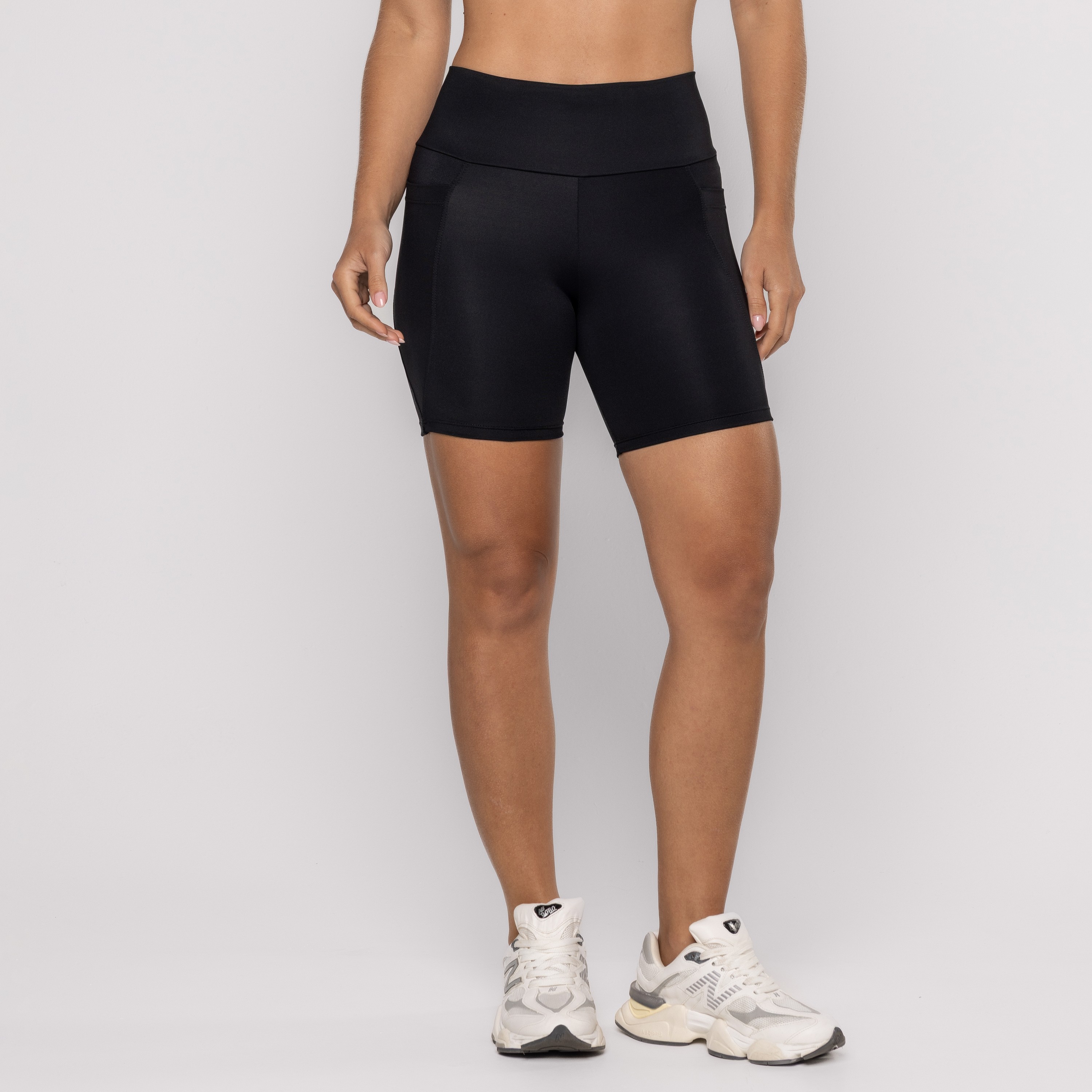 Short Preto Com Bolsos Laterais E Nas Costas