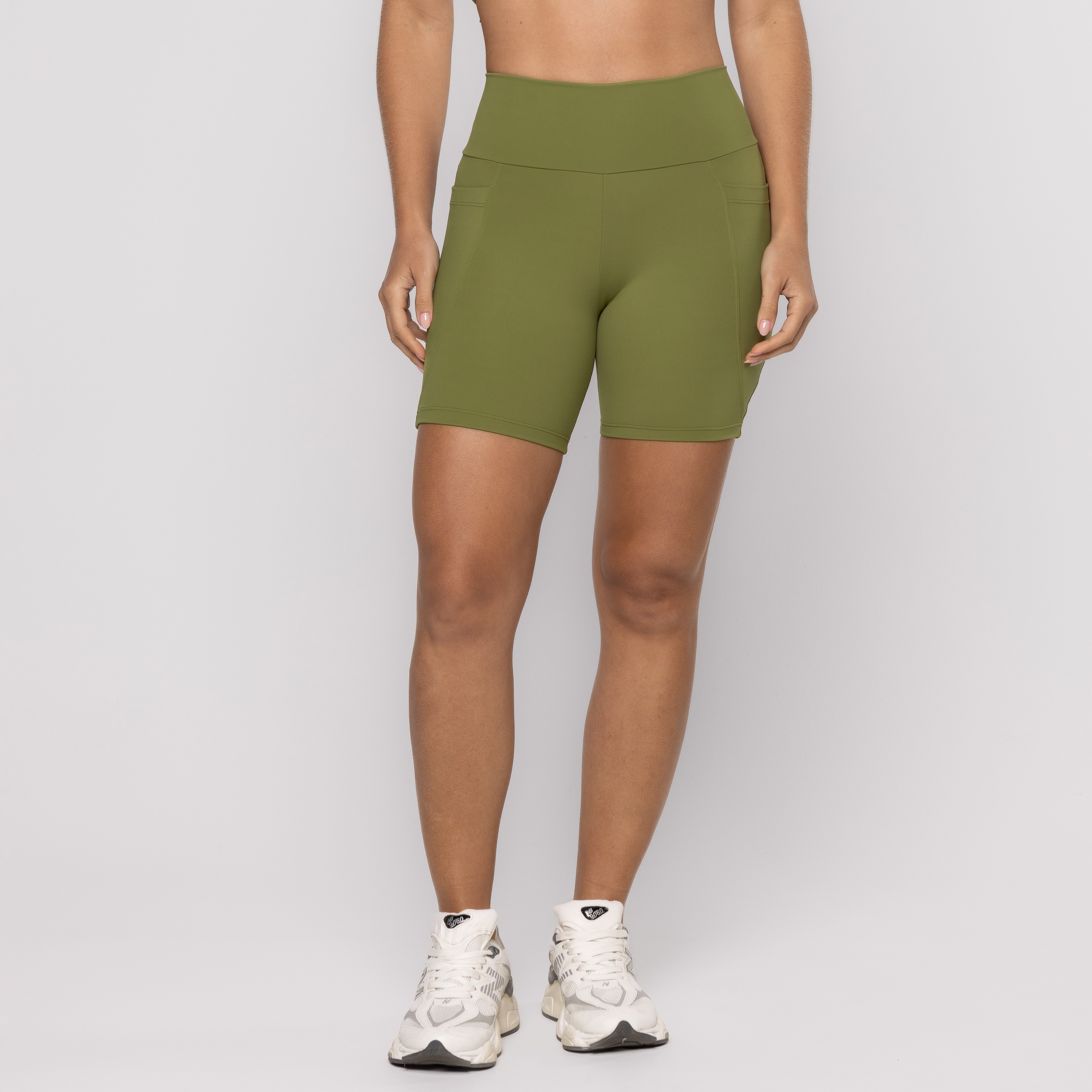 Short Verde Covert Com Bolsos Laterais E Nas Costas