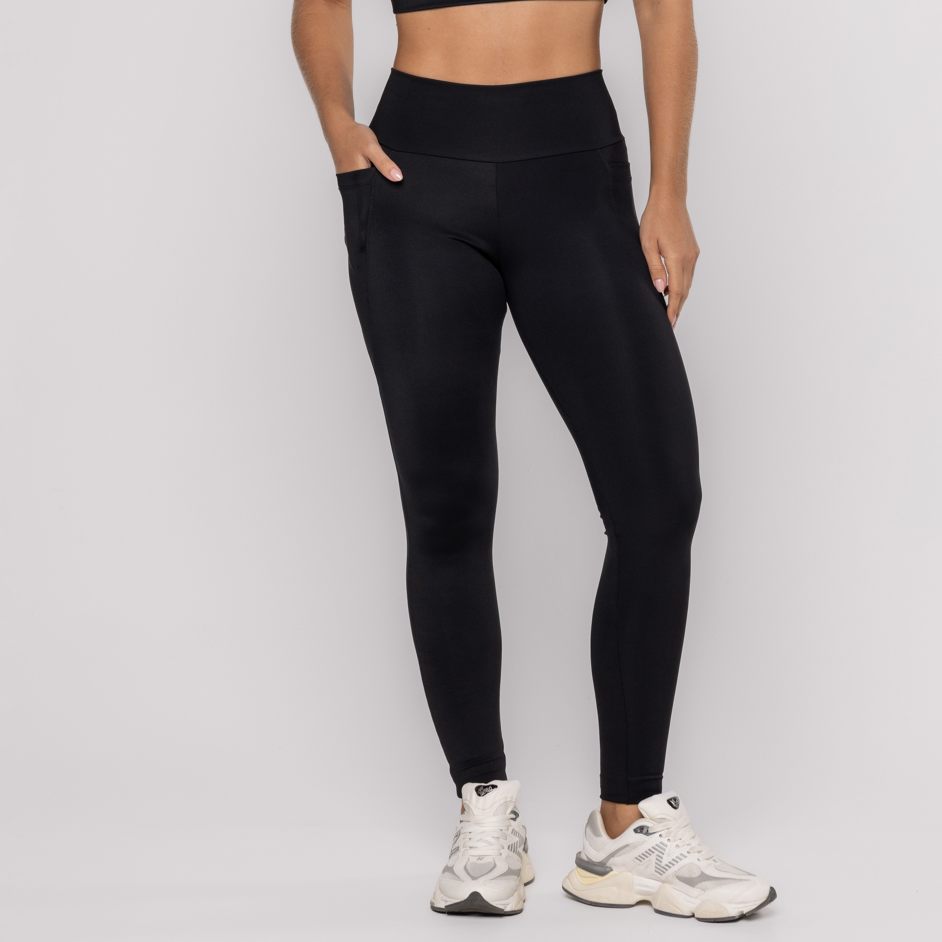 Calça Legging Preto Com Bolso Laterais E Nas Costas